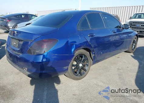 2018 Mercedes-Benz C 300 z USA, uszkodzony, nr VIN 55SWF4JB1JU254253